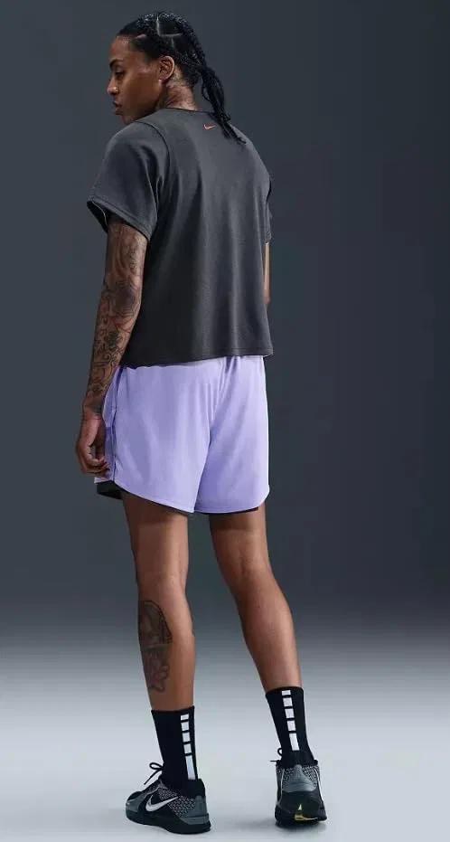 Женская баскетбольная топ-майка свободного кроя Dri-FIT Nike, Dark Grey/Purple — фото 2