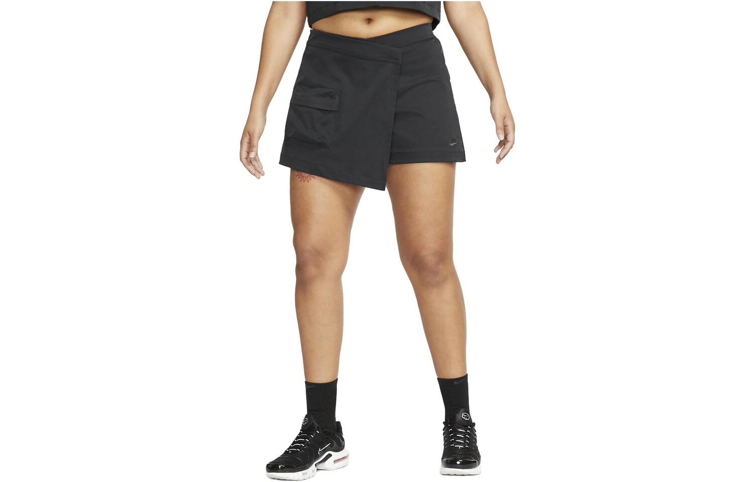 

SPORTSWEAR TECH PACK Повседневные шорты женские черные Nike