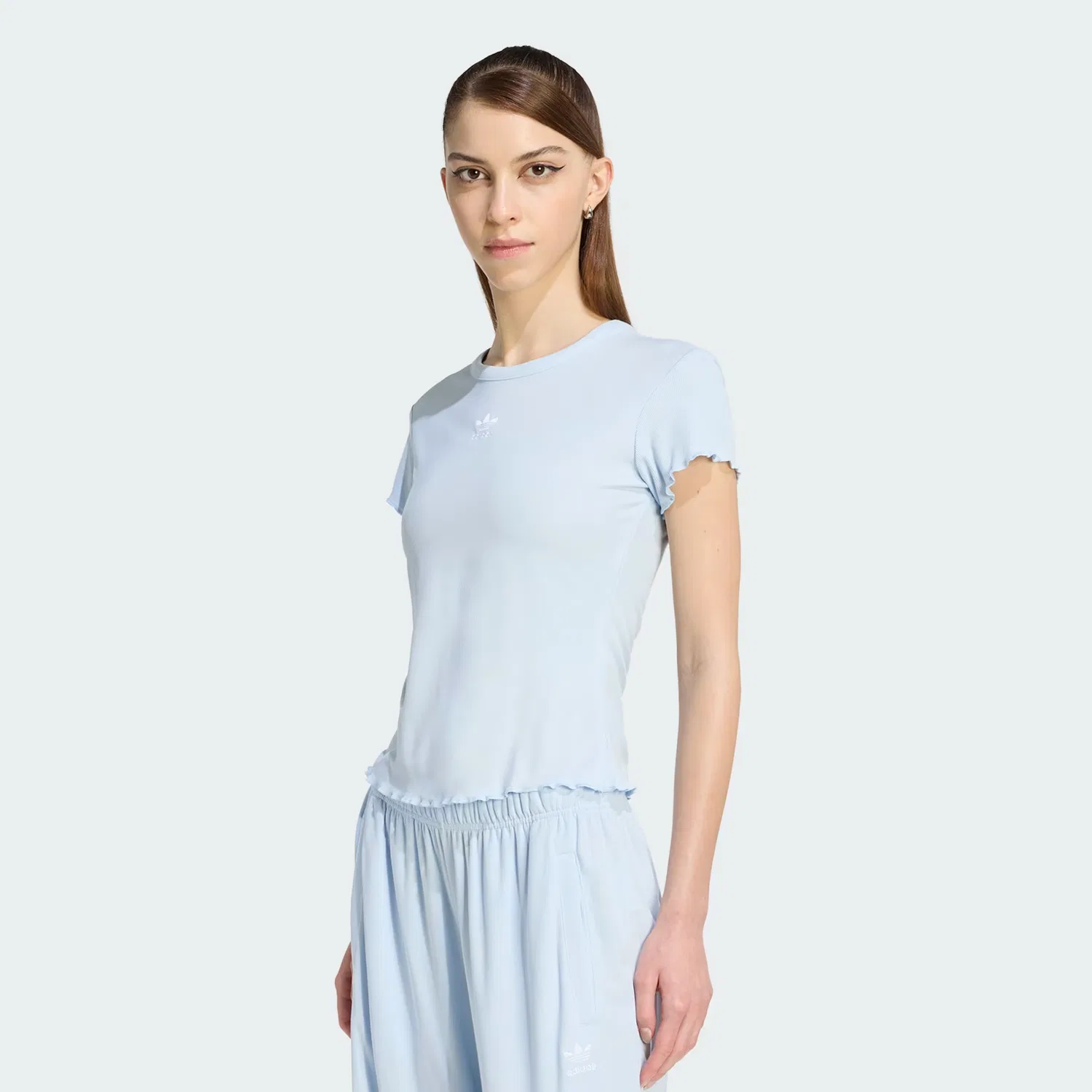 Женская футболка с фигурным краем Essentials Scalloped Edge Baby Tee Adidas Originals, небесно-голубой
