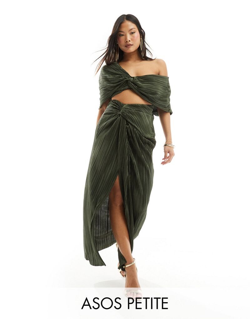 

Плиссированное платье макси с открытыми плечами 2-в-1 ASOS DESIGN Petite цвета хаки