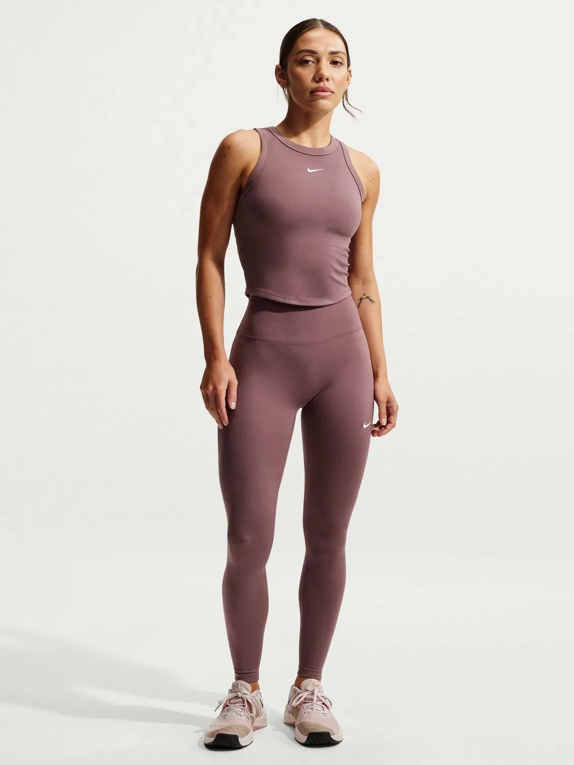 Бесшовные леггинсы во всю длину с завышенной талией Nike Tattoo Brown One спереди