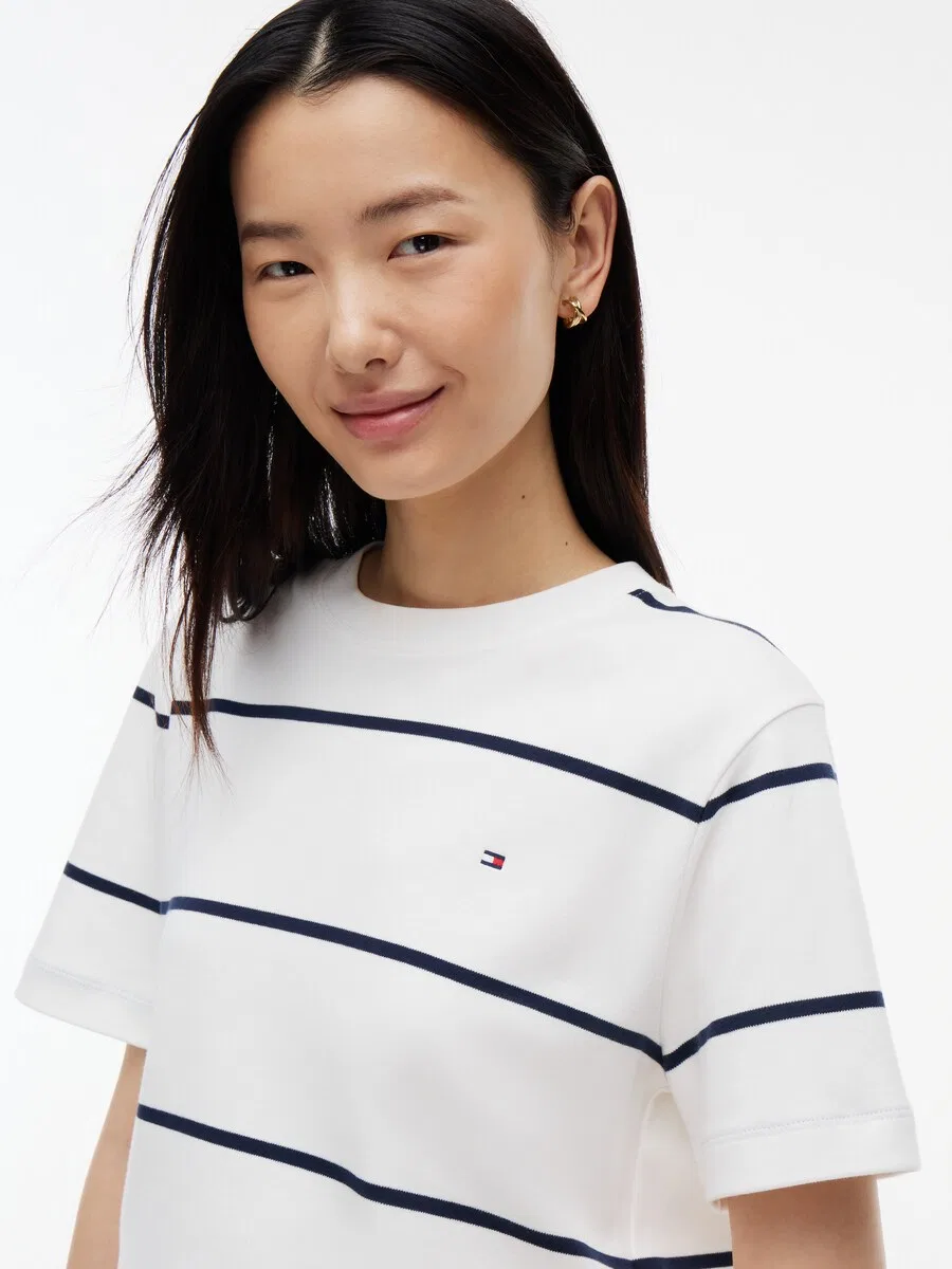 Футболка TOMMY HILFIGER BOXY INTERLOCK белого цвета — фото 3