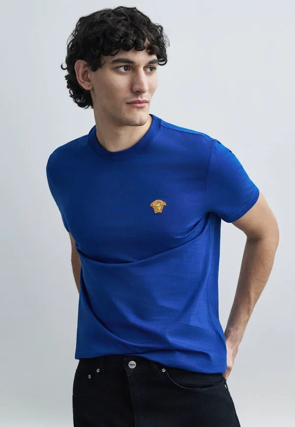 Компактная футболка с изображением медузы в стиле поп-музыки. Versace, Bright Midnight Blue