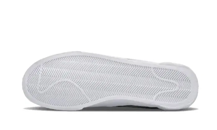 Детские кеды из лаковой кожи Blazer Low Sacai Nike, White Sail — фото 3