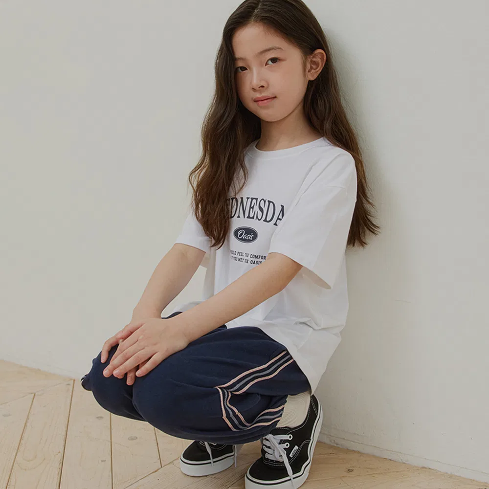 Детская фирменная футболка с коротким рукавом цвета айвори от Wednesdayoasis Kids — фото 2
