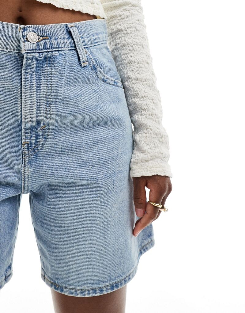Голубые джинсовые шорты Levi's с завышенной талией — фото 2
