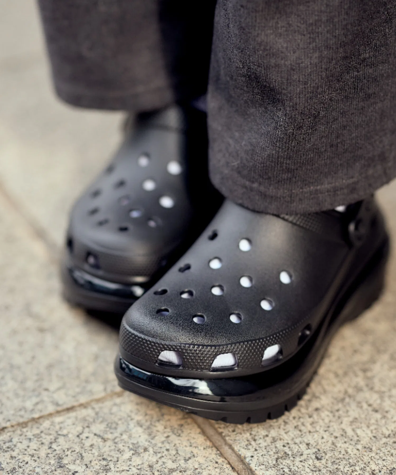 Мужские и женские кроксы Crocs Classic Mega Crush Clog — фото 3