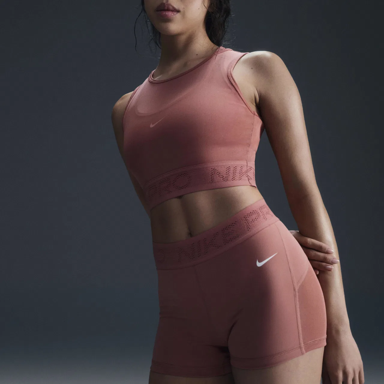 Женские спортивные шорты с сетчатыми вставками Dri-FIT Medium Rise 3" Mesh Nike, Canyon Pink/White — фото 2