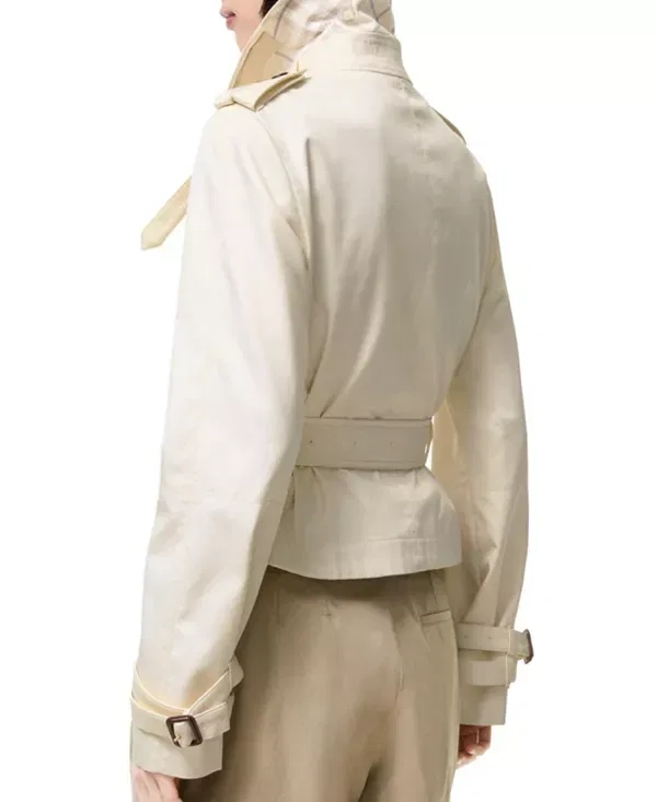 Женское пальто-тренч укороченное из тропической габардины Swarby Burberry, Tundra White — фото 3