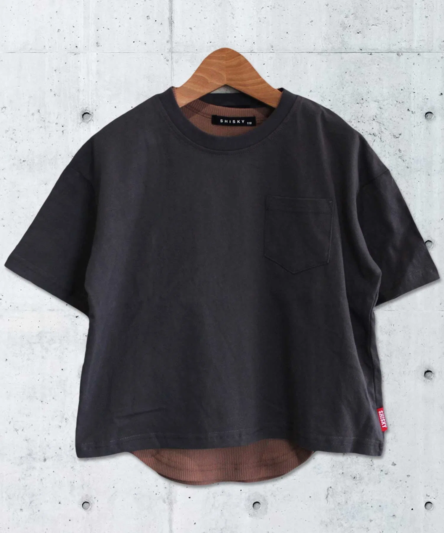 Детская футболка с карманом THE CASUAL угольного цвета