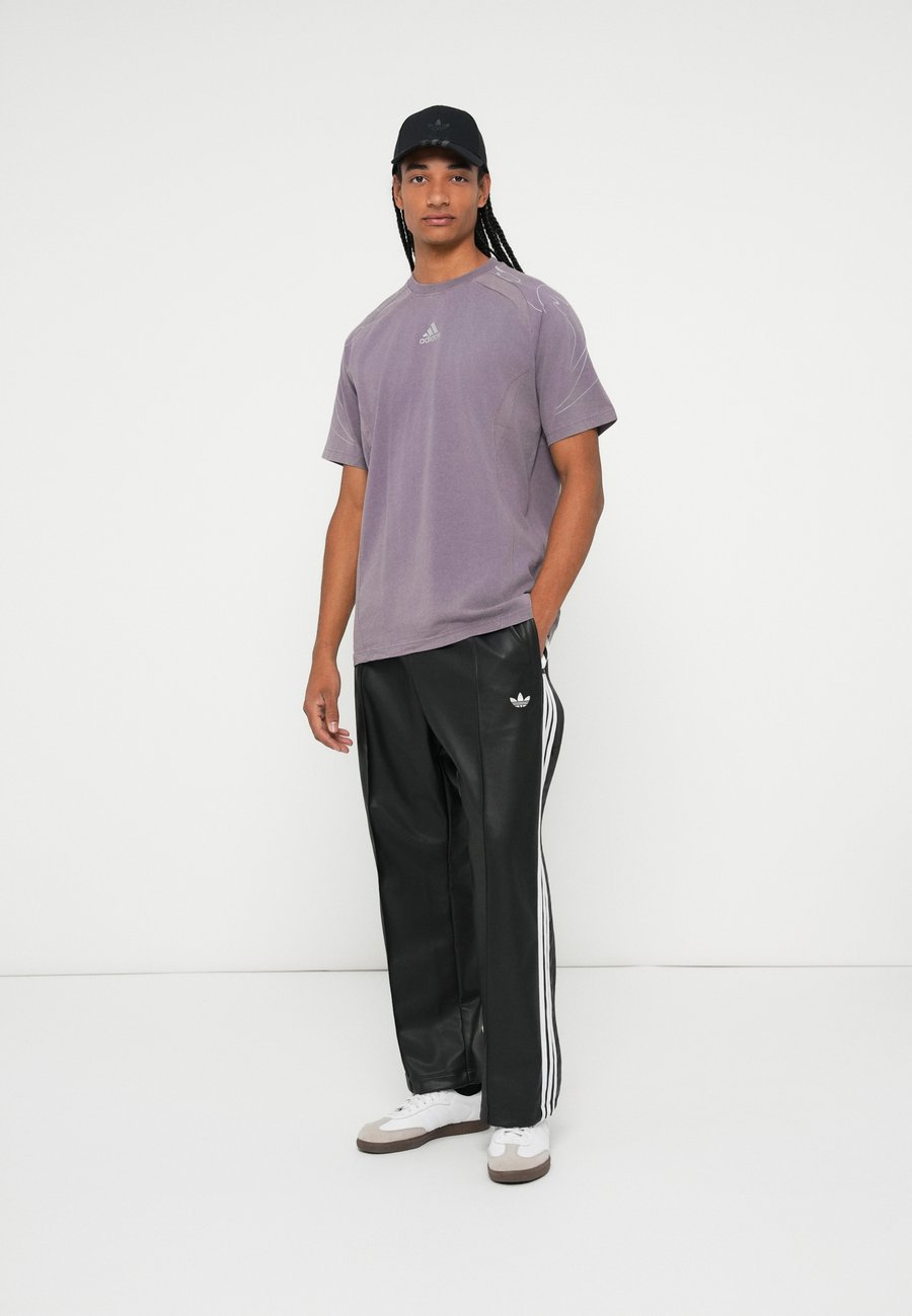 Футболка Adidas Originals ADILENIUM UNISEX, Shadow Violet/Purple — фото 3