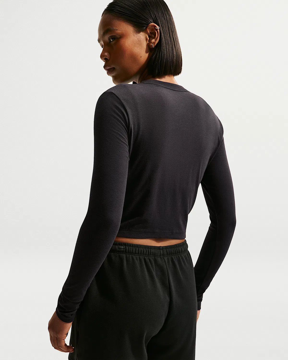 Женский облегающий лонгслив укороченный Nike Sportswear Chill Knit, Black/White — фото 2
