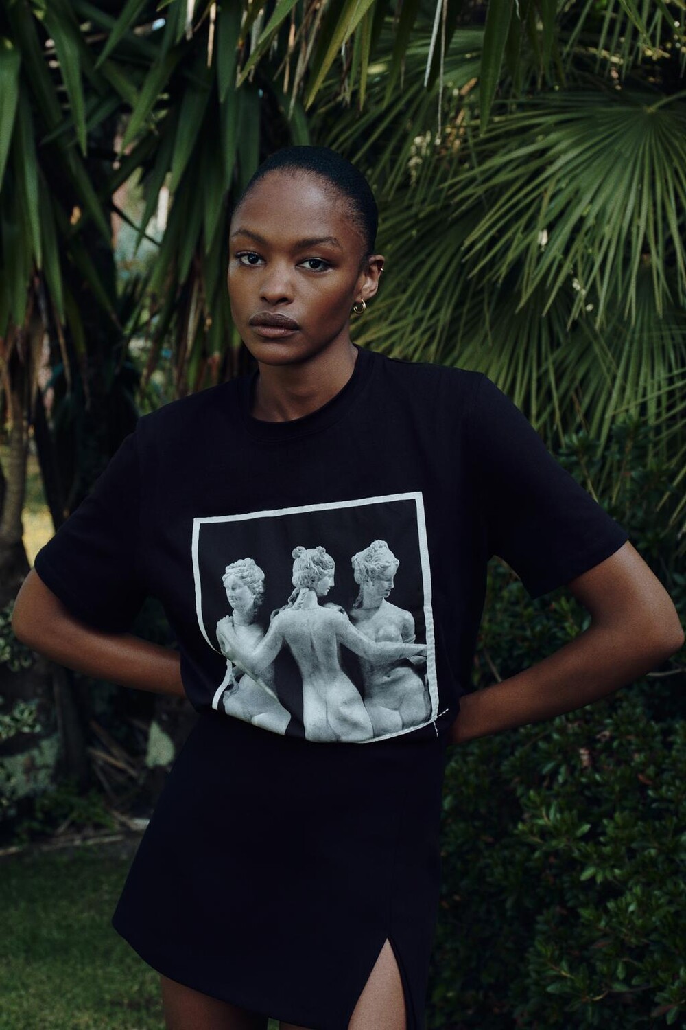 

Футболка со скульптурным принтом ZARA, черный