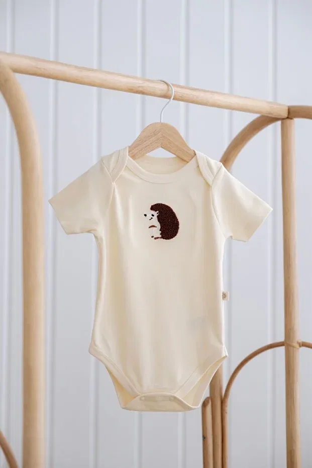 Детское боди с коротким рукавом с вышивкой Frelida Baby & Kids, Ecru-Puffer — фото 2