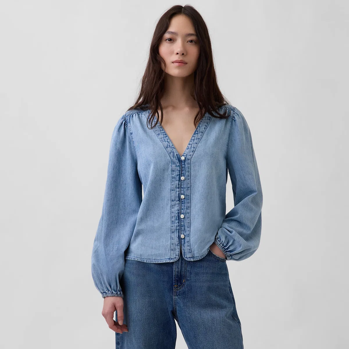 Женская рубашка из денима с V-образным вырезом Light Washed GAP, Light Washed — фото 4