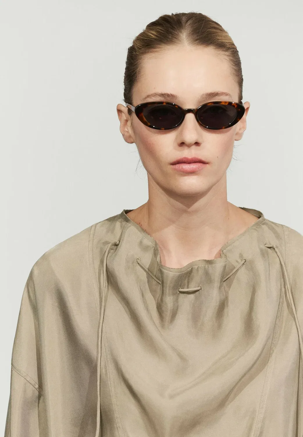 Струящаяся блузка с завязками на воротнике - блузка Massimo Dutti, Sand — фото 3
