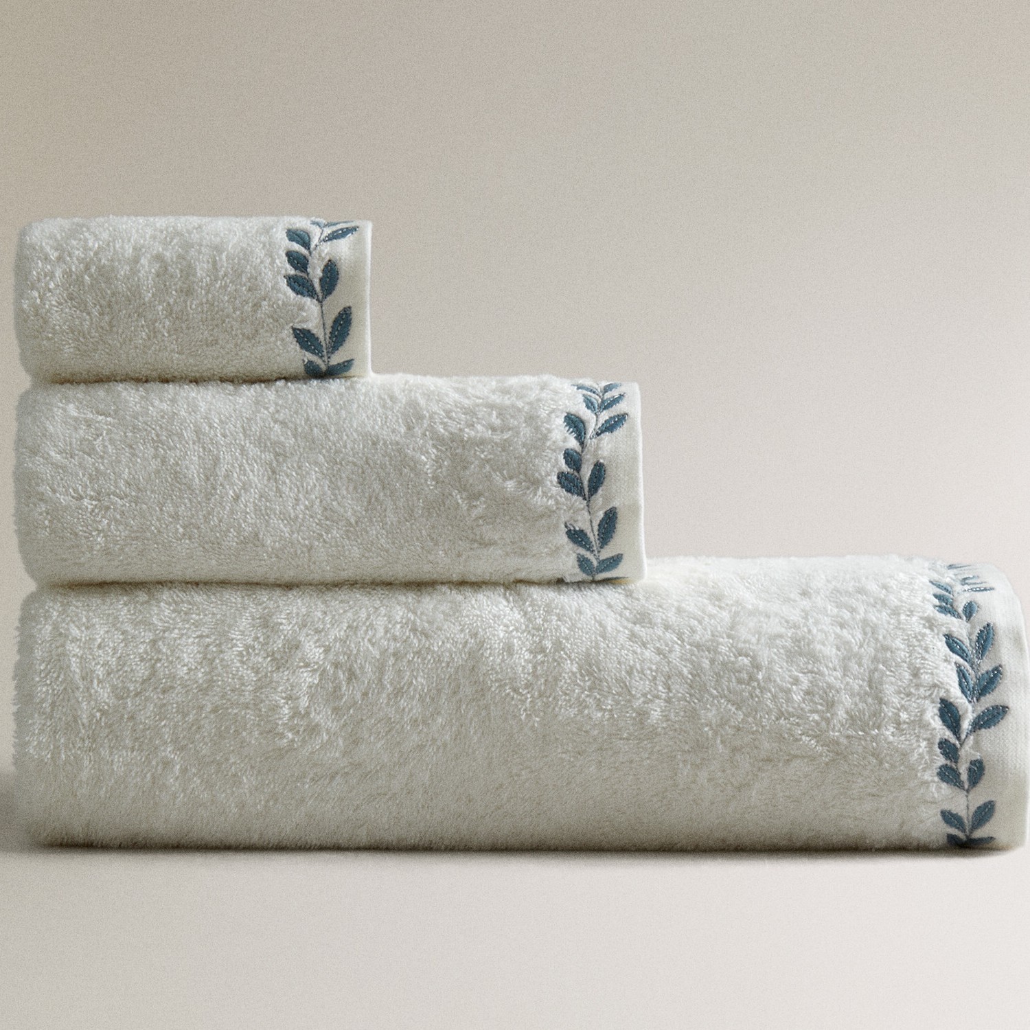 

Полотенце Zara Home Embroidered Laurel, желтовато-белый
