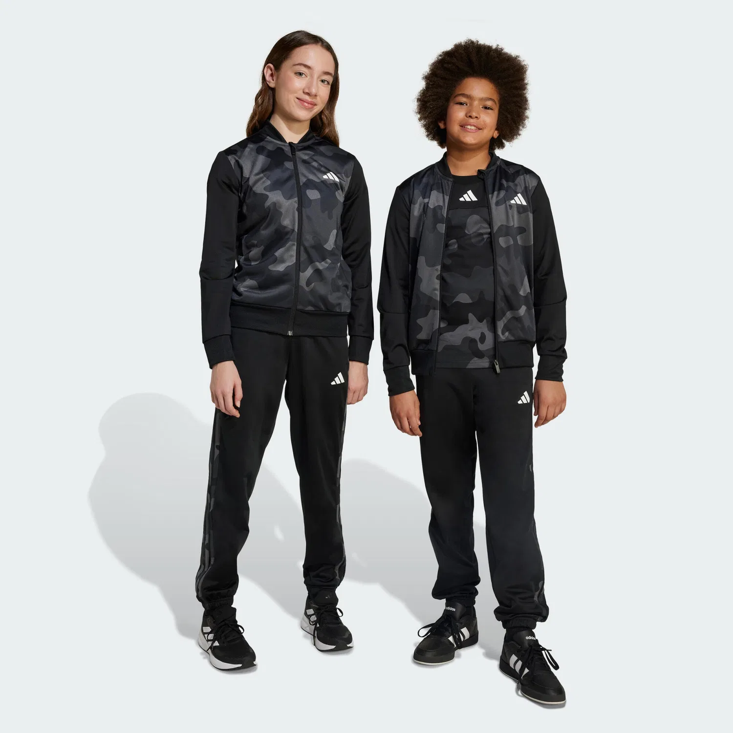 Детский спортивный костюм с камуфляжным принтом Seasonal Essential Camouflage Tricot 3-Stripes All Over Printed Kids Adidas, Schwarz / Weiss — фото 3