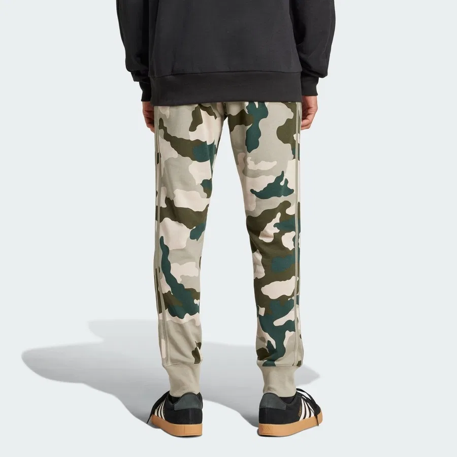 Спортивные брюки с камуфляжным принтом adidas Sportswear IV7384 Seasonal Essentials Camouflage Pants, Камуфляж — фото 2