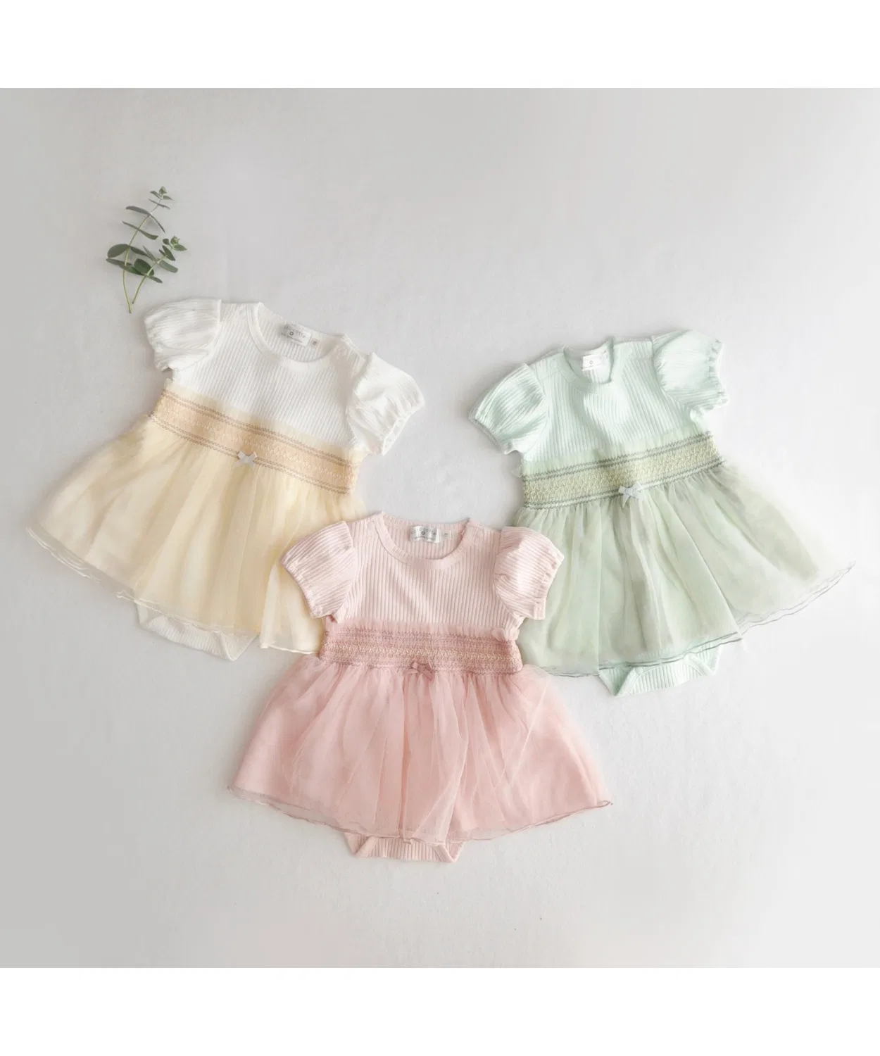 Детский боди-комбинезон с фриллами и лентой, модель Smocking Embroidery, coto cotte, Green — фото 2