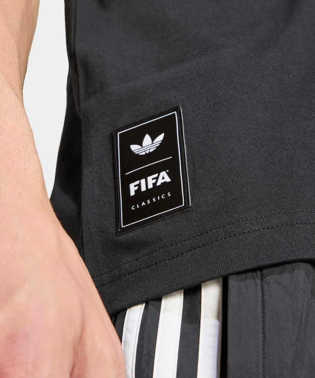 Мужская футболка с архивным футбольным принтом Adidas Originals Архив Футбольный График, Черный — фото 3