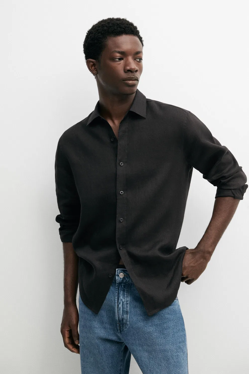 Рубашка приталенного кроя из 100% льна Massimo Dutti, черный — фото 2