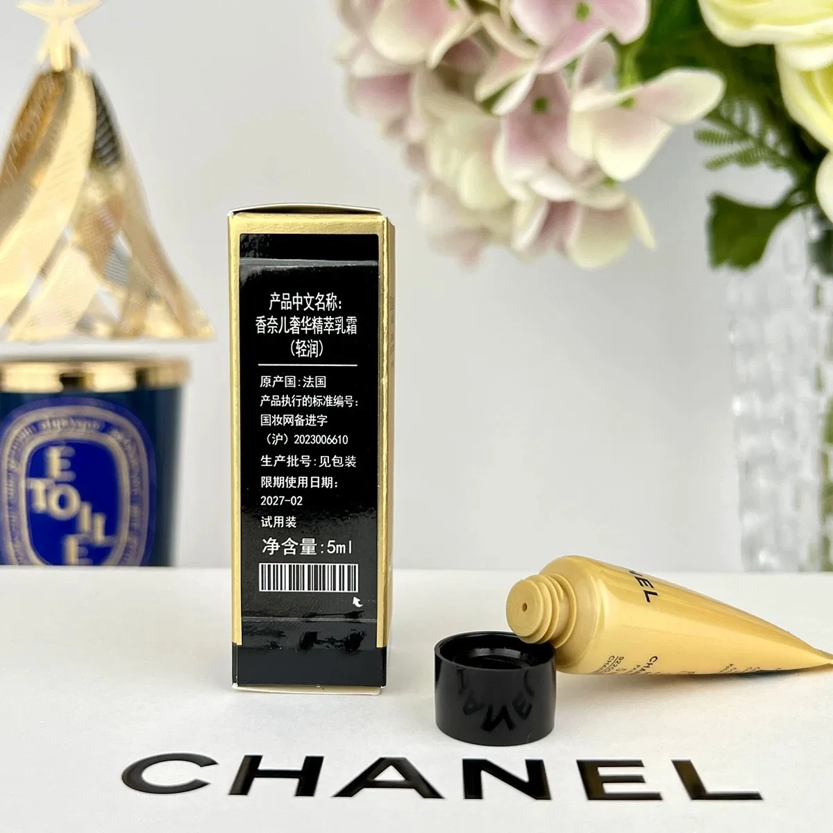 Крем для лица увлажняющий легкий, образец 5 мл, CHANEL, Lightweight Edition Luxury Style Essence — фото 3