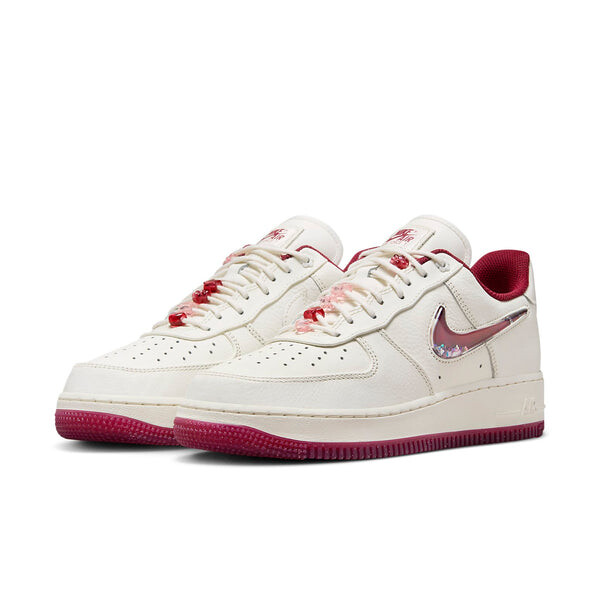 Кроссовки (WMNS) Nike Air Force 1 Low 'Valentines Day 2024', цвет sail/team red/medium soft pink/gym red — фото 3