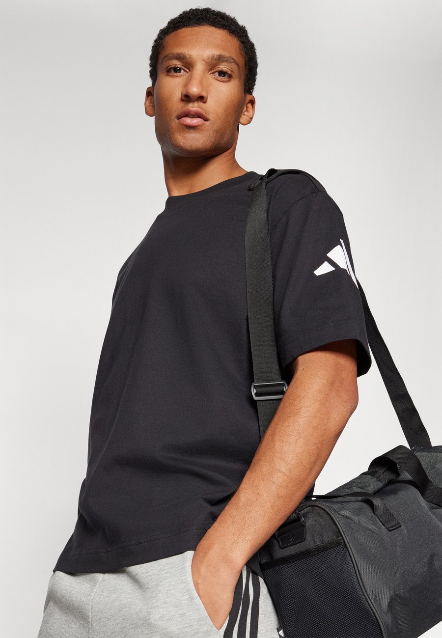 Спортивная футболка Adidas Sportswear ESSENTIALS LOOSE FIT 3 BAR, Black/White/Black — фото 4