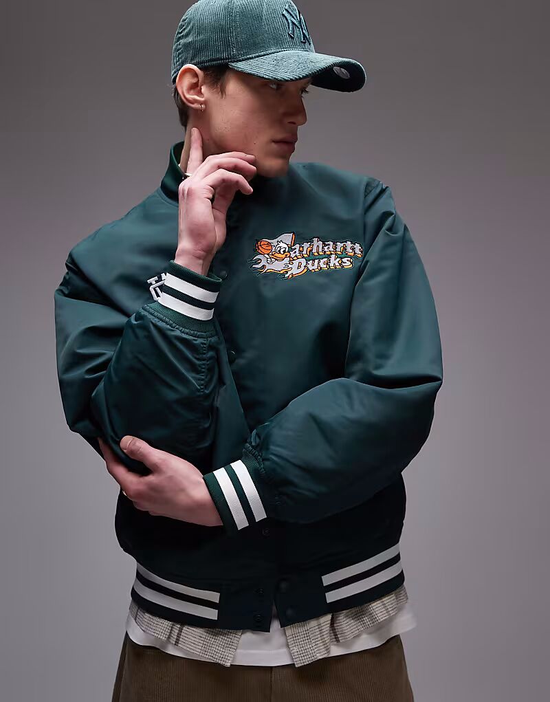 

Куртка-бомбер Carhartt WIP с изображением пылающих уток зеленого цвета