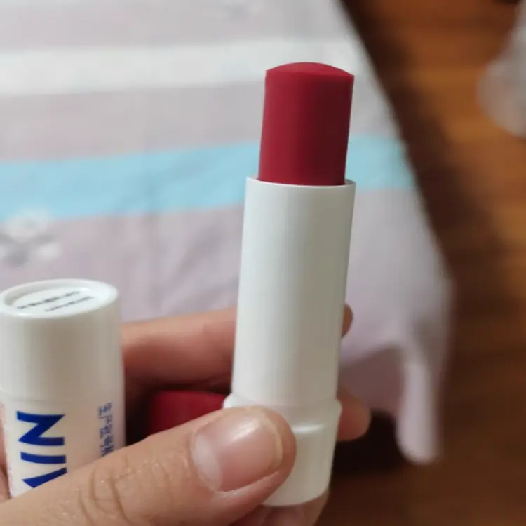 Бальзам для губ silky smooth cherry увлажняет и питает 4,8 г NIVEA — фото 4