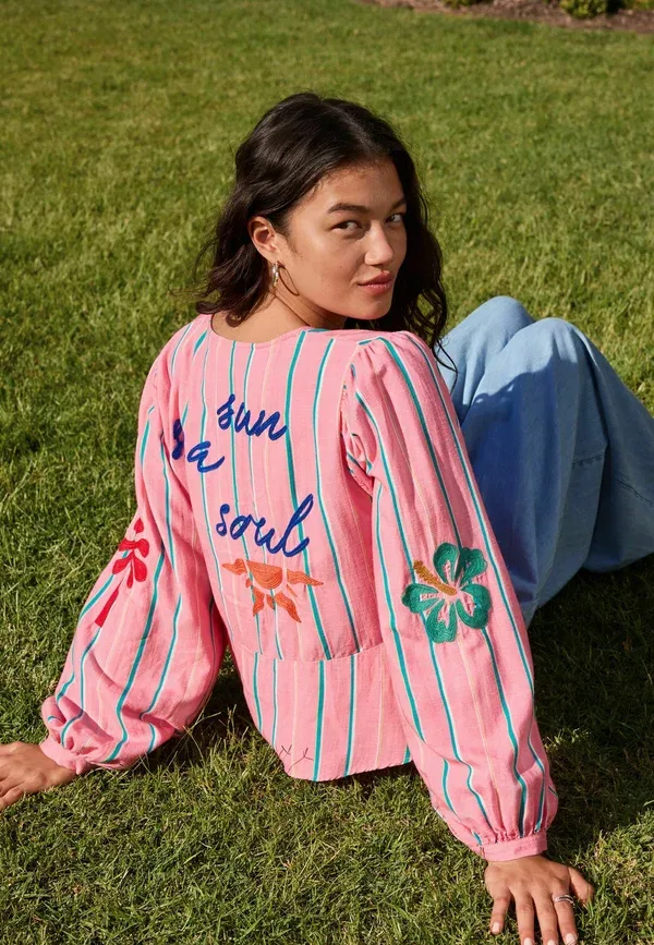 Блуза Regular fit, Next, модель tie front embroidered blouse, розовая полоска — фото 3