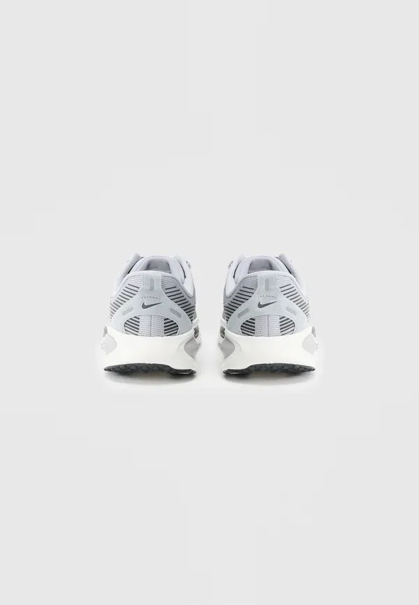 Кроссовки беговые Vomero 18 Nike Performance, Spruce Aura/Black Spruce/Jade Horizon/Light Silver-coloured/Sail, белый/серый — фото 3