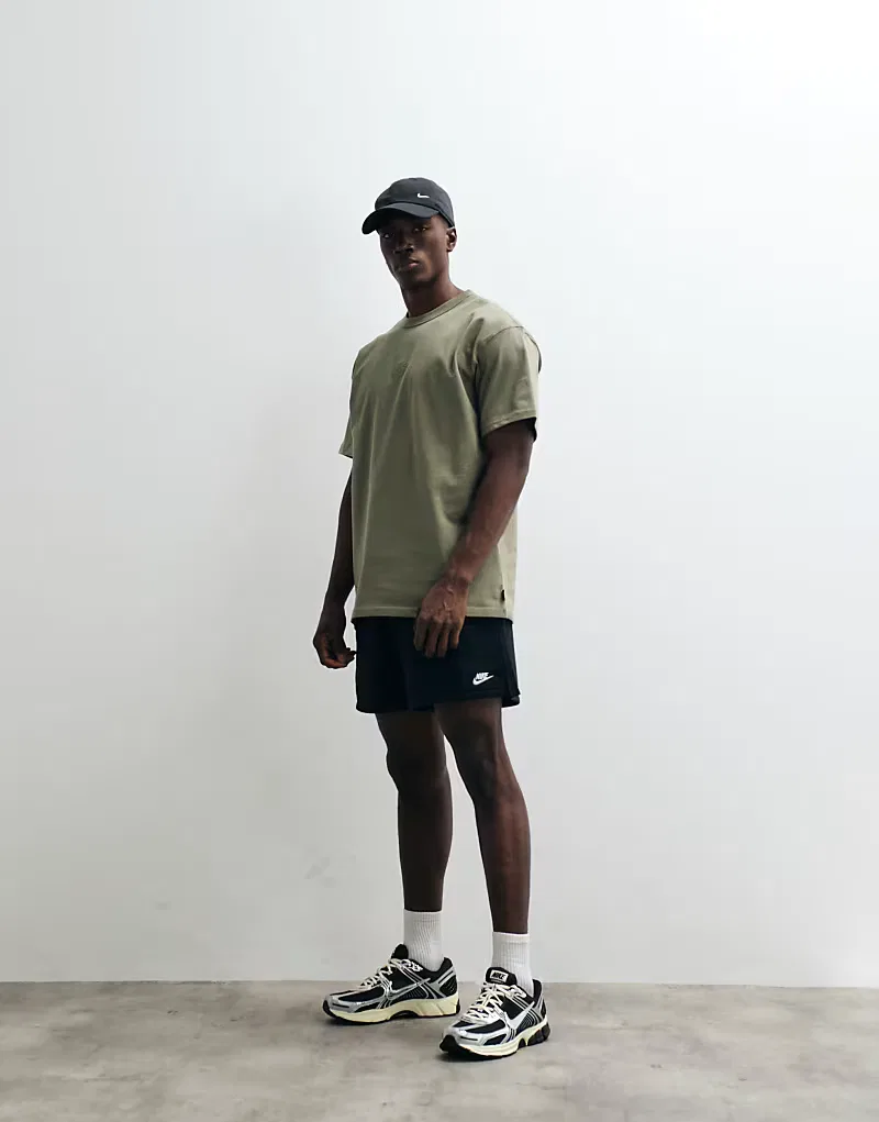 Футболка Nike Premium Essentials оверсайз светло-хаки — фото 3
