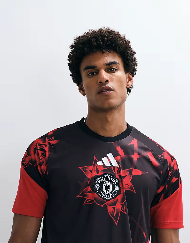 Футбольная предсезонная футболка Adidas Манчестер Юнайтед сезона 26/27 в черно-красном цвете