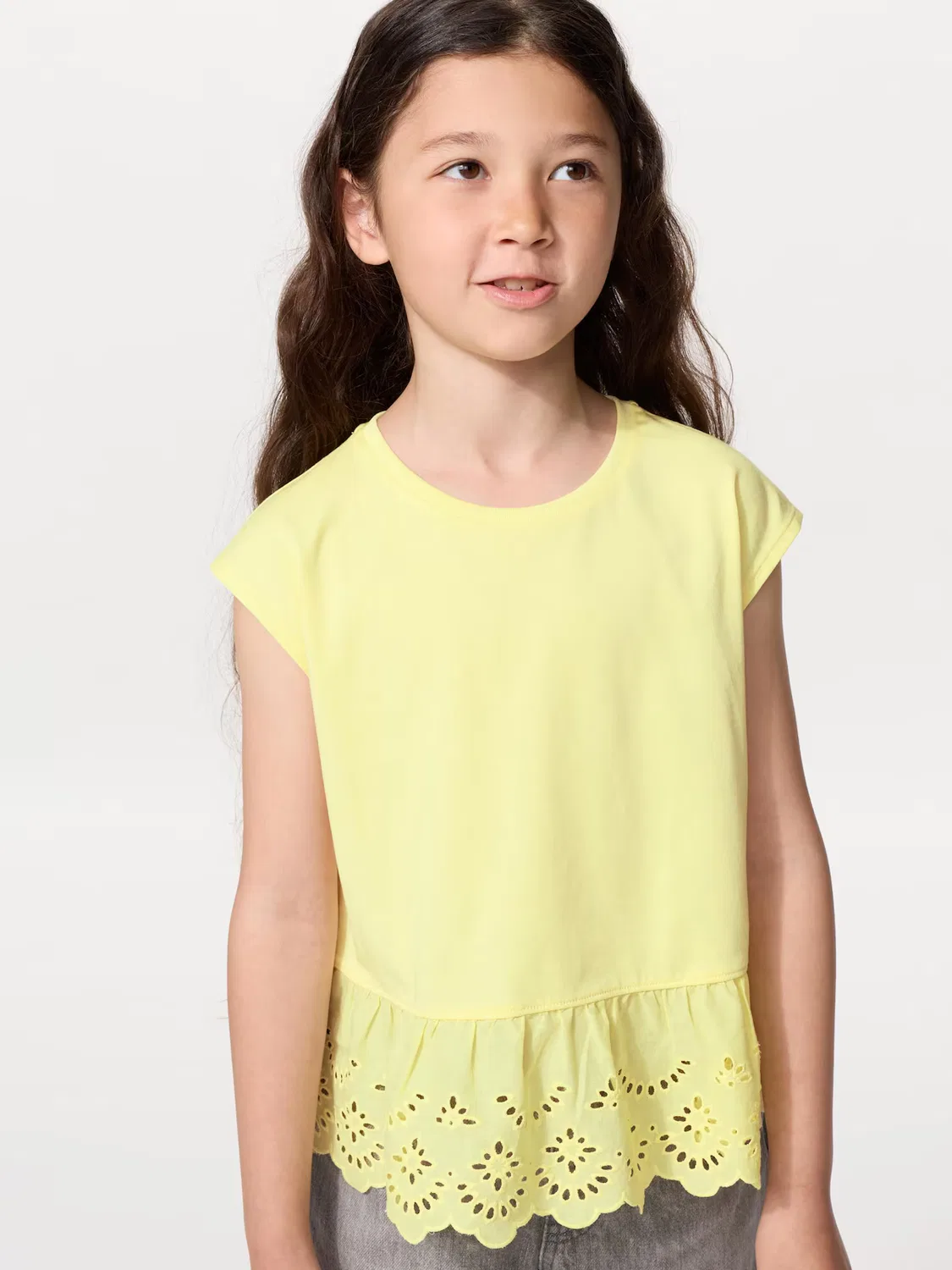 Футболка Uniqlo, для девочек, с вышивкой, желтый