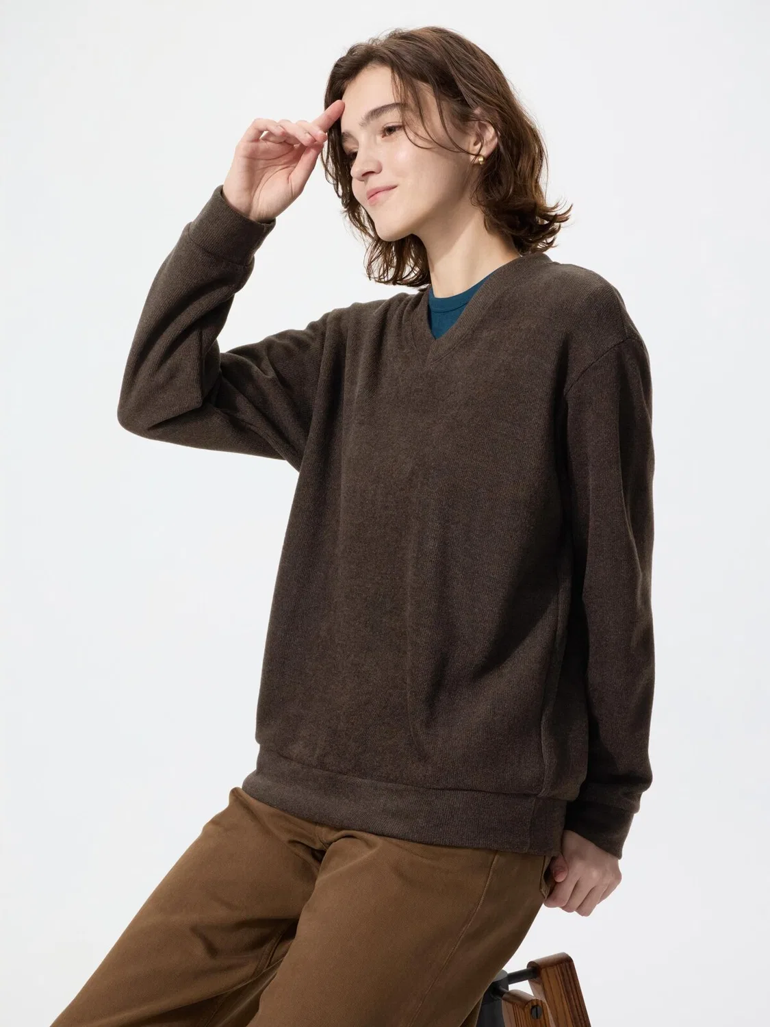 Футболка с v-образным вырезом из ребристого флиса Uniqlo, темно-коричневый