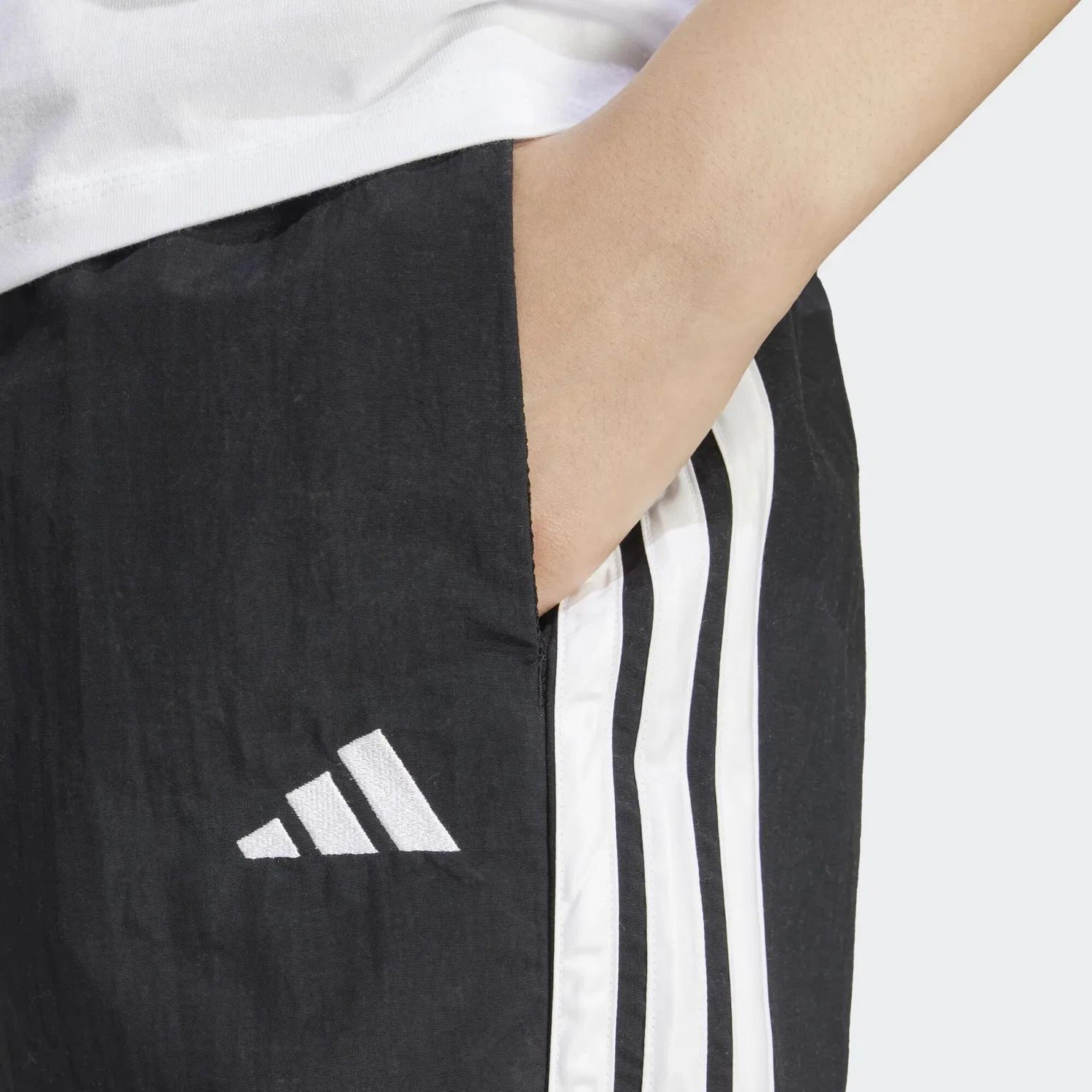 Женские шорты свободного кроя Adidas, Schwarz — фото 3