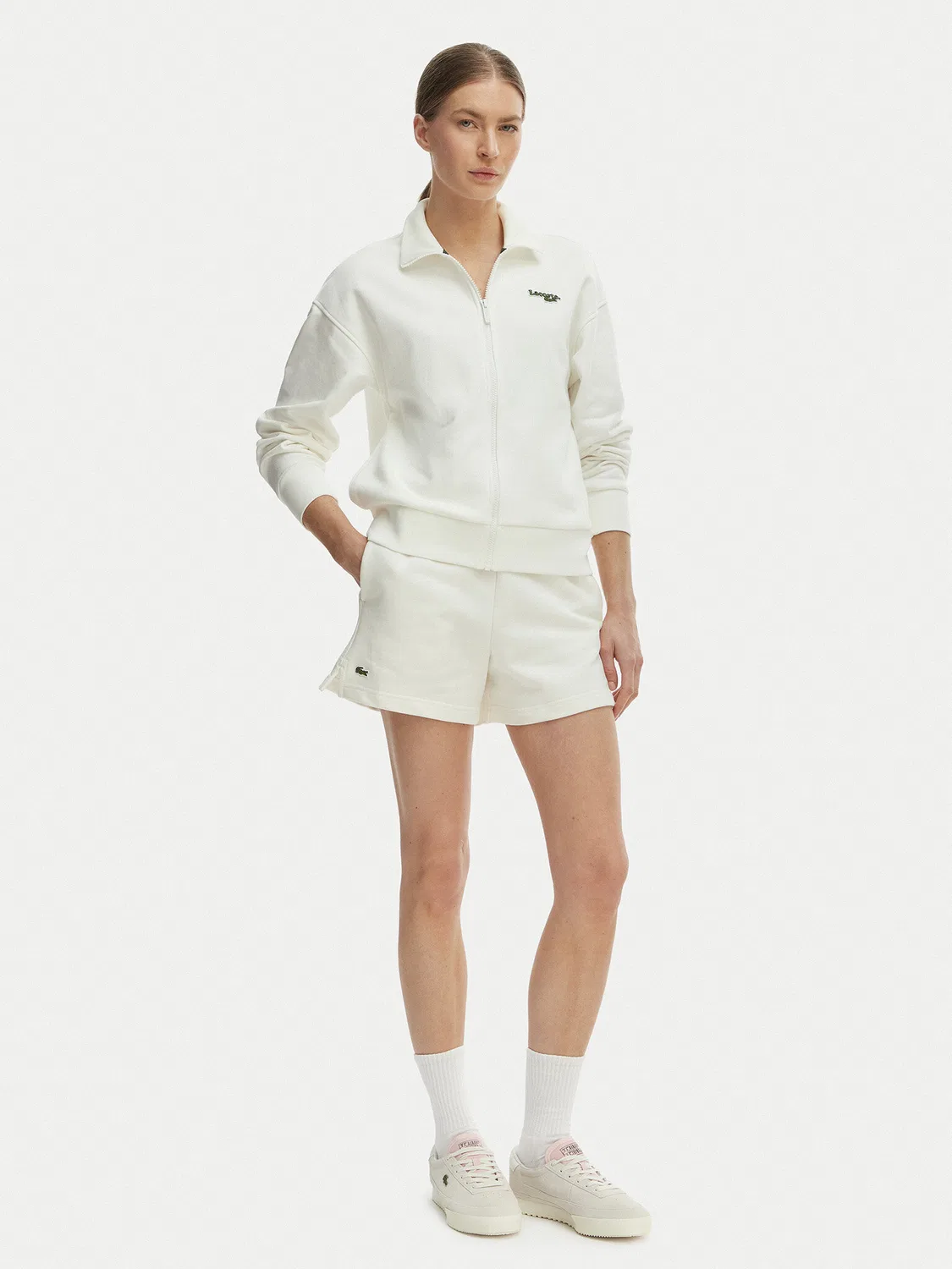 Женские спортивные шорты цвета экрю стандартного кроя Lacoste, кремовый — фото 2