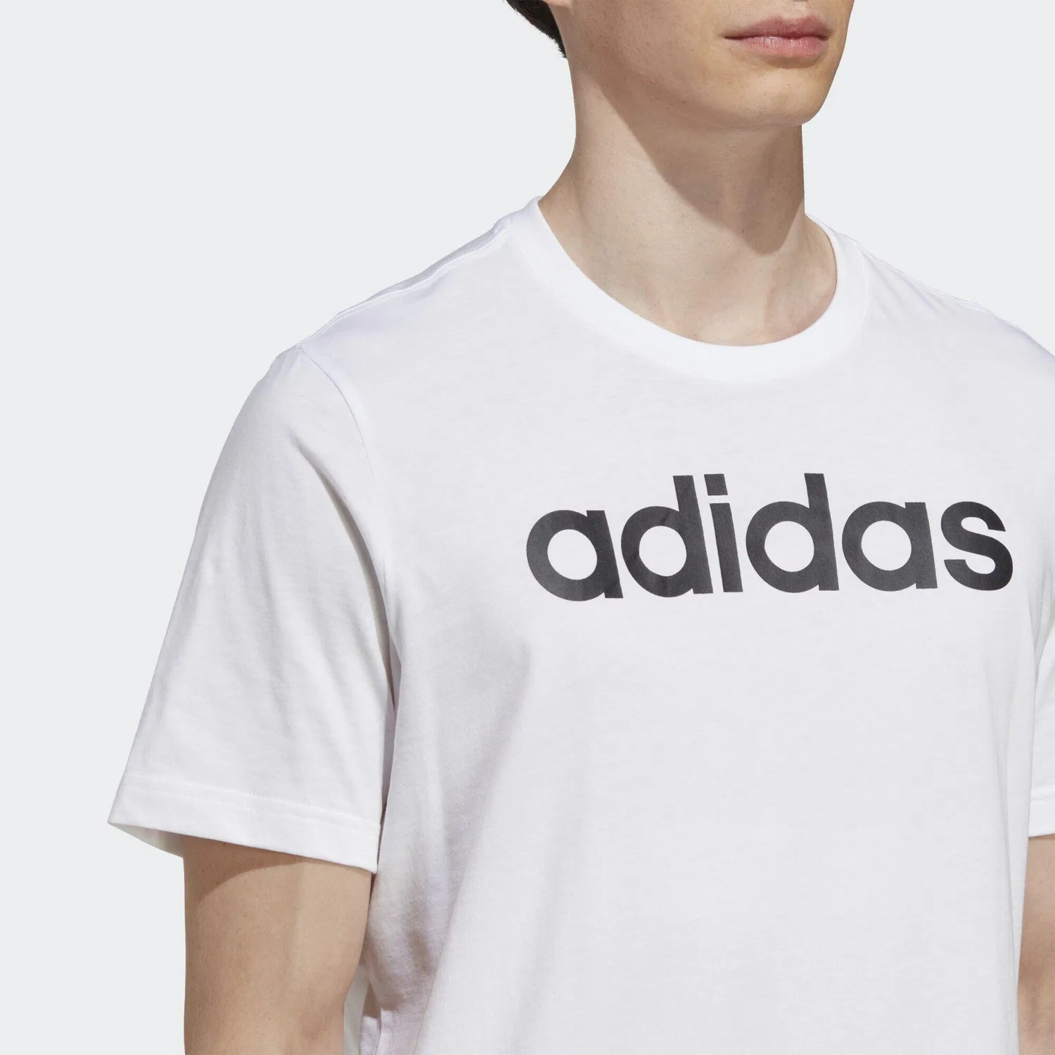 Мужская футболка с вышитым логотипом Essentials Single Jersey Linear Embroidered Logo T-Shirt Adidas, Weiss Schwarz — фото 4