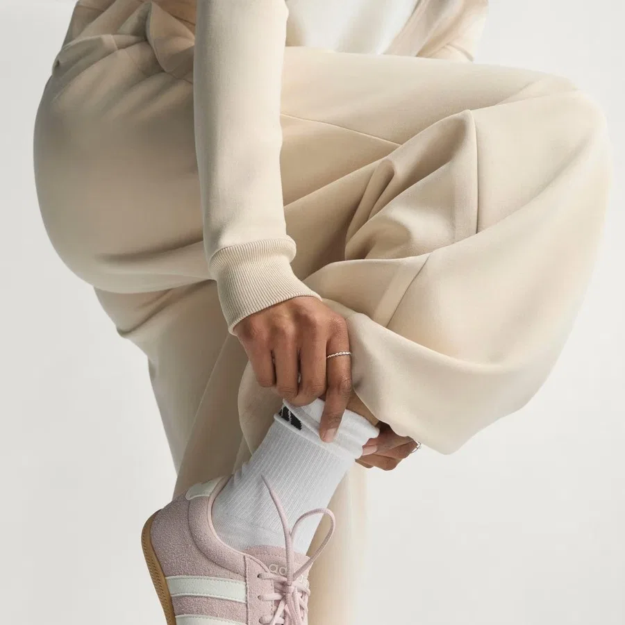 Штаны спортивные свободного кроя Soft Lux Straight adidas, Темно-синий/Бежевый — фото 2