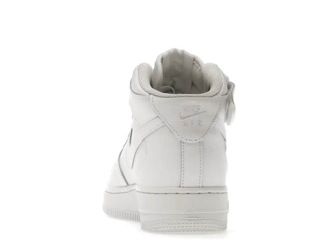 Детские кроссовки Lifestyle с перфорацией Nike Air Force 1 Mid LE, White/White/White — фото 4