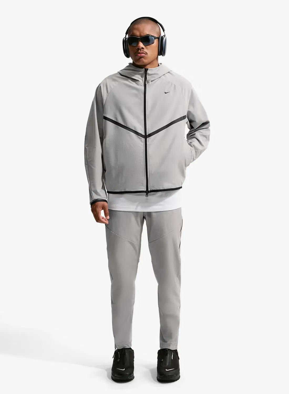 Куртка ветровка с технологичным трикотажем Tech Knit Windrunner Nike, серая