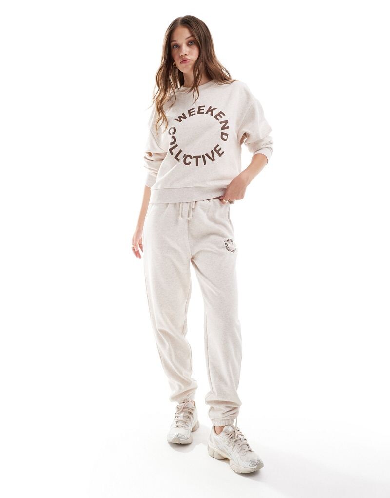 

Комбинированные джоггеры овсяного цвета с коричневым круглым логотипом ASOS Weekend Collective