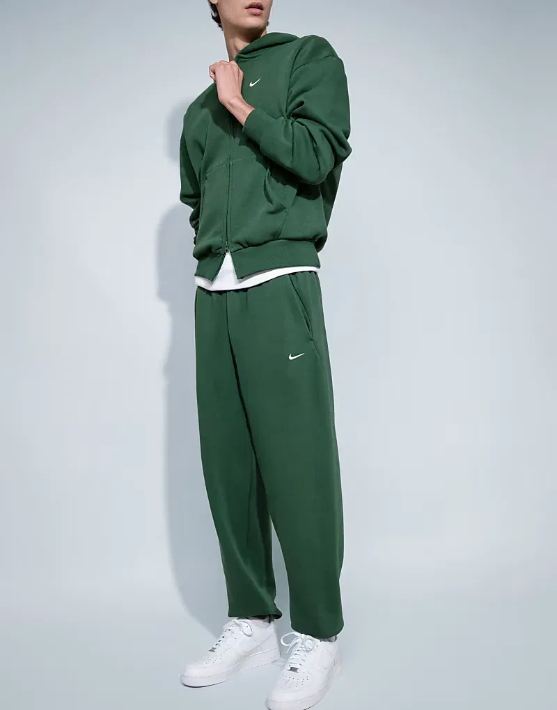 Спортивные брюки Nike Solo Fleece с логотипом и манжетами, темно-зеленый