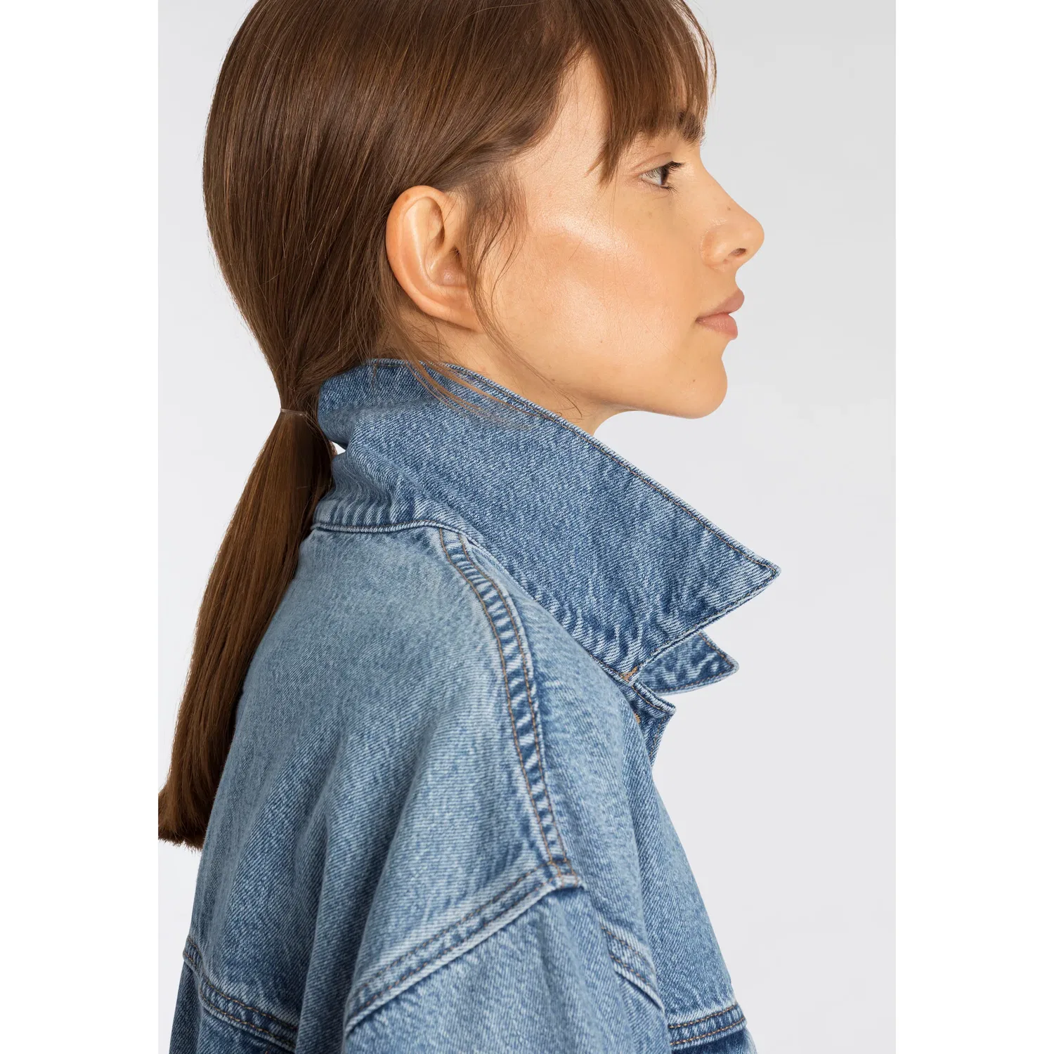 Женская джинсовая куртка оверсайз с отложным воротником Levi's, Medium Blue — фото 3