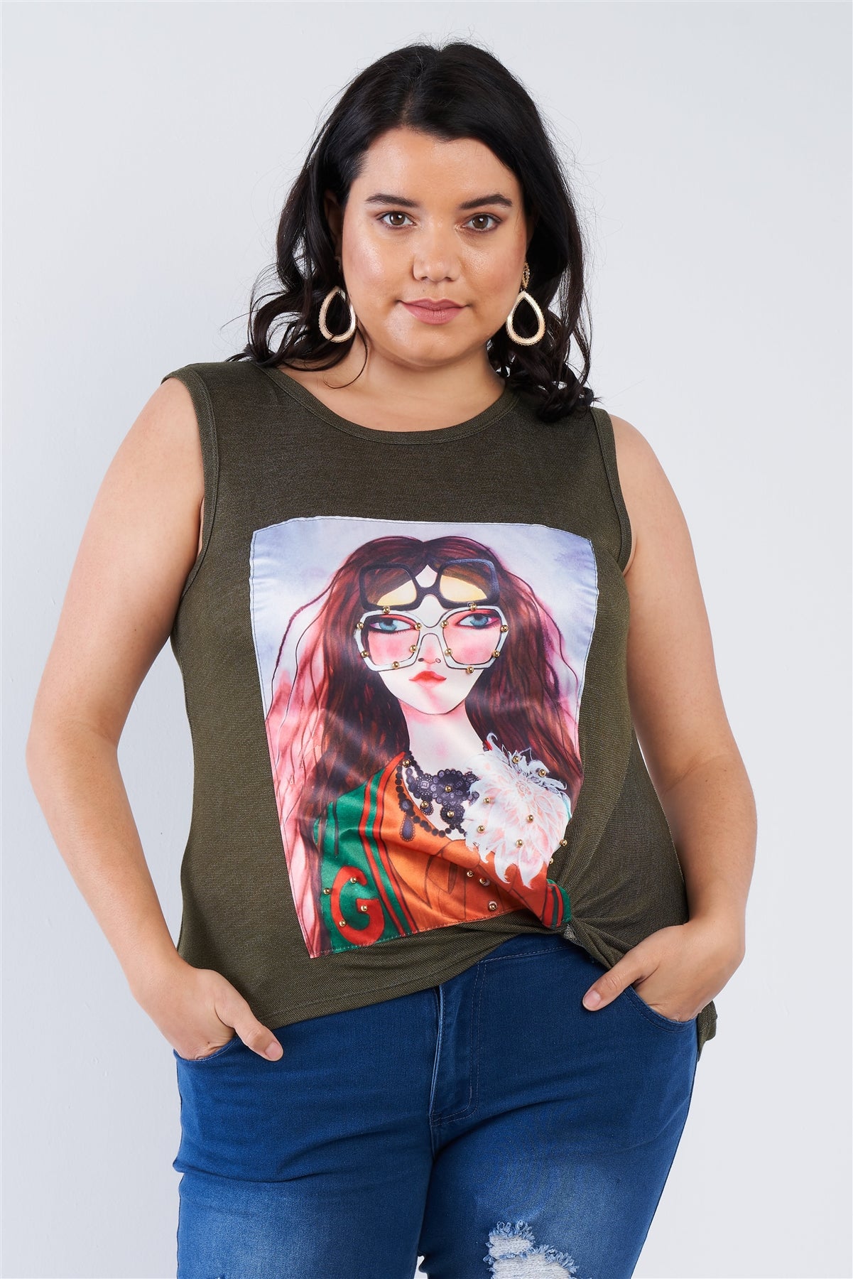 

Топ Shady Girl с рисунком размера плюс FASHNZFAB, оливковый