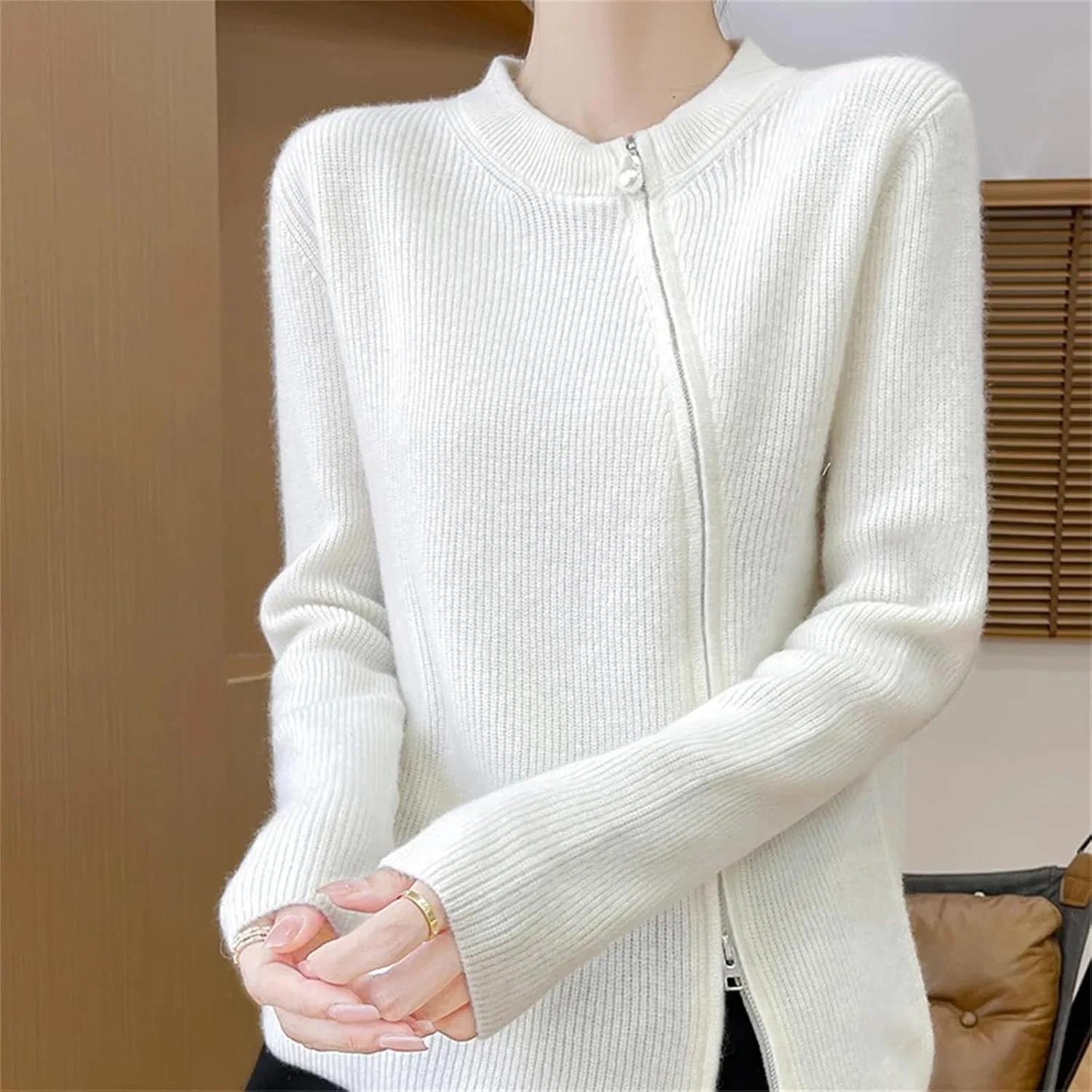 Женский свитер на молнии, с длинным рукавом, Merino Wool Diagonal Zip Cardigan, белый — фото 2