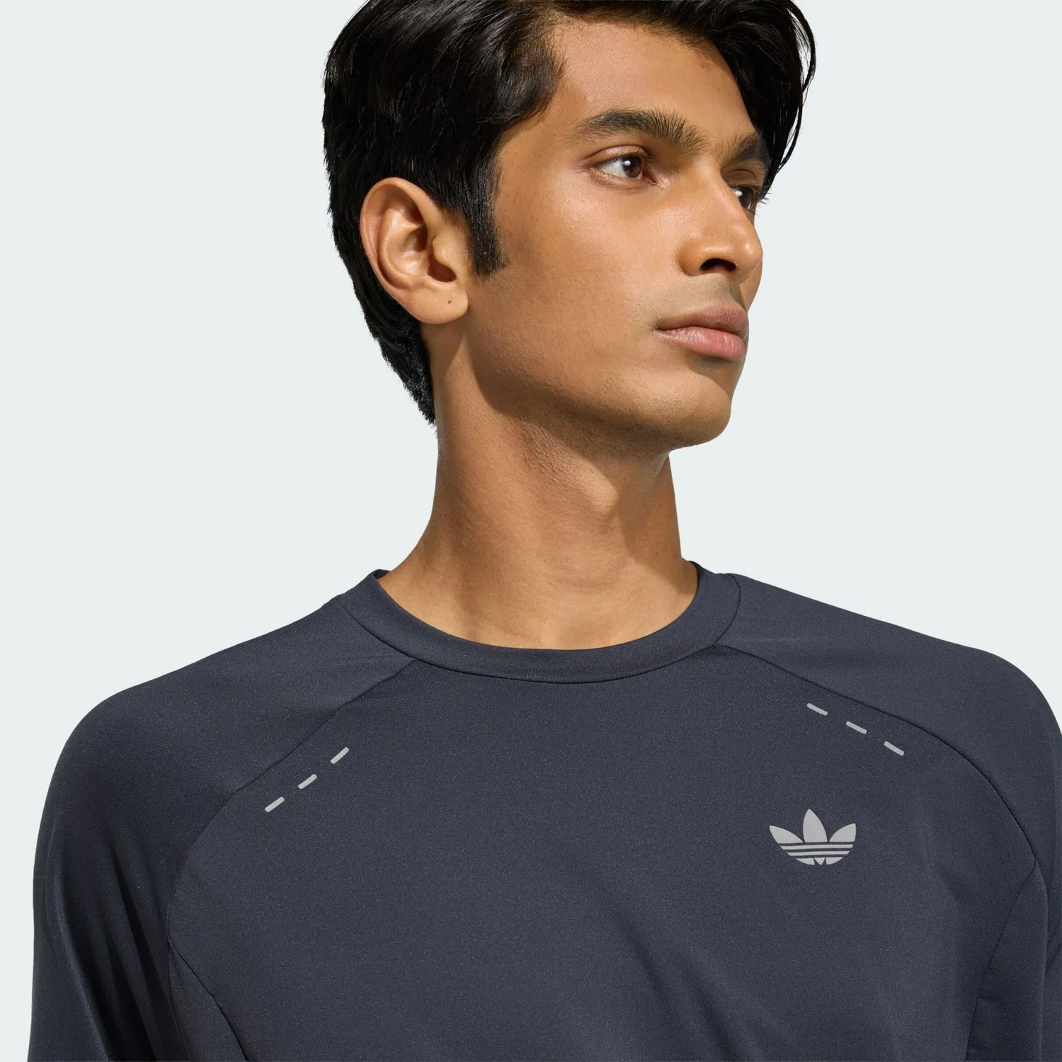 Футболка Adidas Originals Trefoil Essentials в цветах Smoke Blue и Night Blue — фото 4