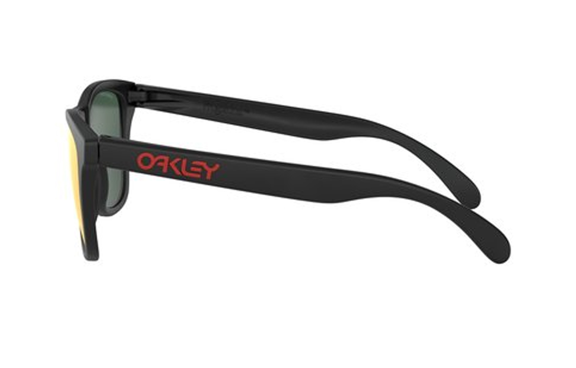 

Овальные солнцезащитные очки Oakley в черно-красной рамке